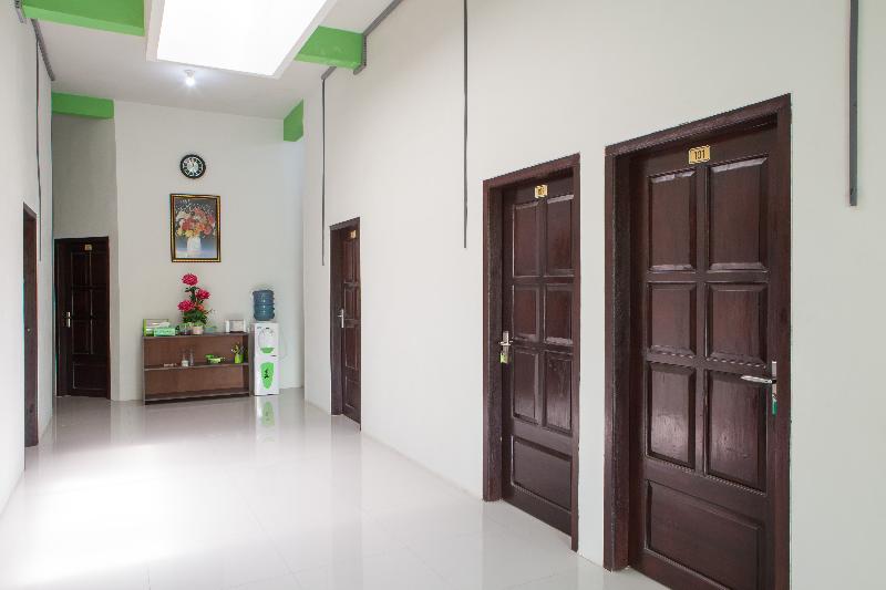 RedDoorz near Banyuwangi Baru Station - Lobi