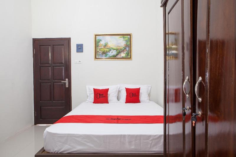 RedDoorz near Banyuwangi Baru Station - Oda
