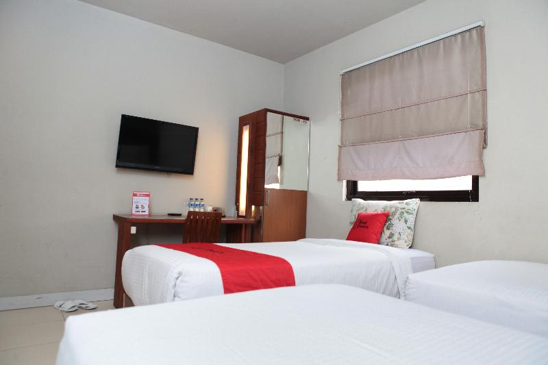 RedDoorz Plus near Asia Afrika 3 - Oda