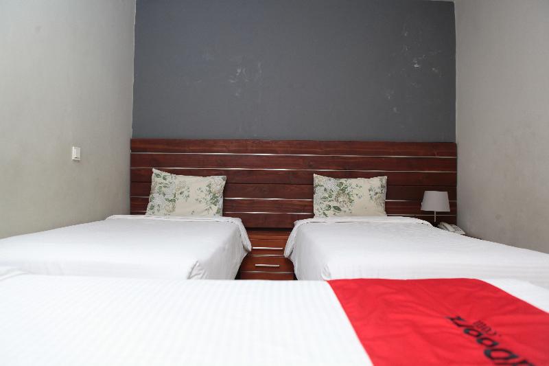 RedDoorz Plus near Asia Afrika 3 - Oda
