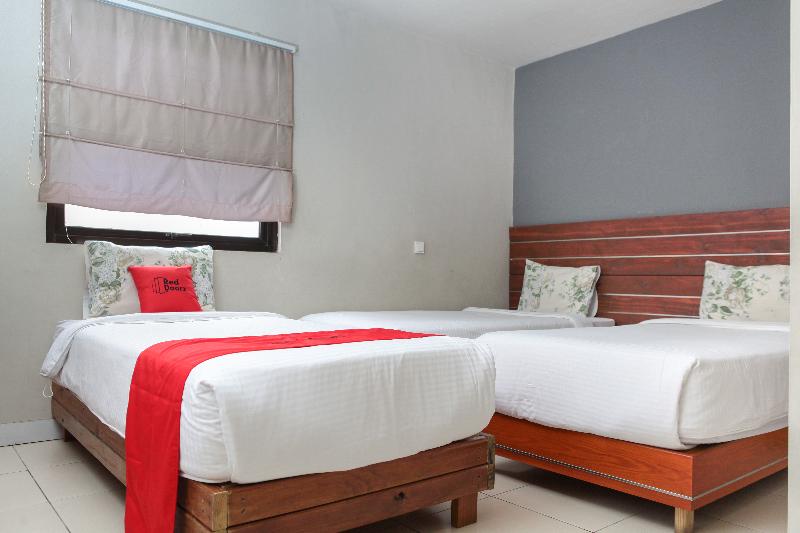 RedDoorz Plus near Asia Afrika 3 - Oda