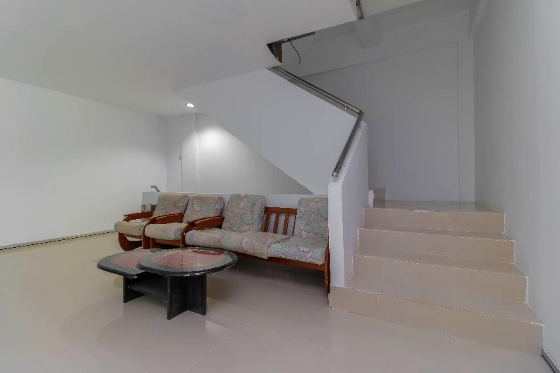 RedDoorz Plus near Kepri Mall - Lobi