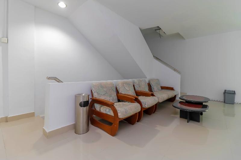 RedDoorz Plus near Kepri Mall - Lobi