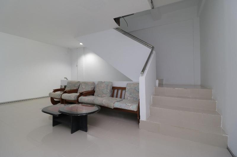 RedDoorz Plus near Kepri Mall - Lobi