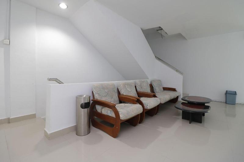 RedDoorz Plus near Kepri Mall - Lobi