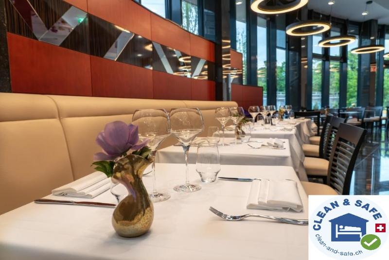 Nash Suites Airport Hotel - Restoran