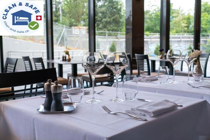 Nash Suites Airport Hotel - Restoran