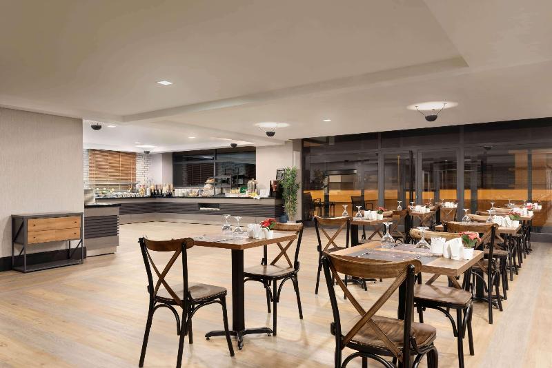 Ramada by Wyndham Tire - Restoran