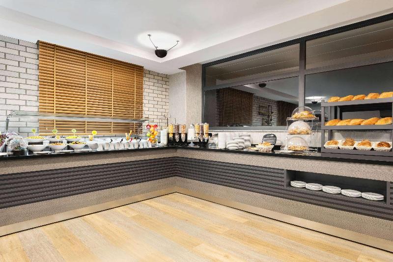 Ramada by Wyndham Tire - Restoran
