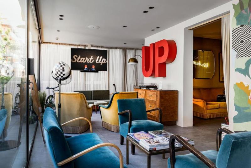 Up Hotel - Lobi