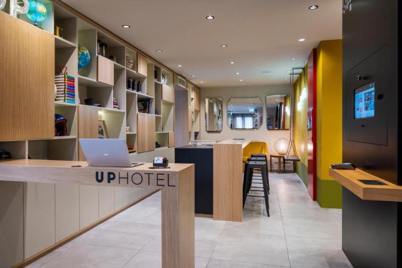 Up Hotel - Lobi