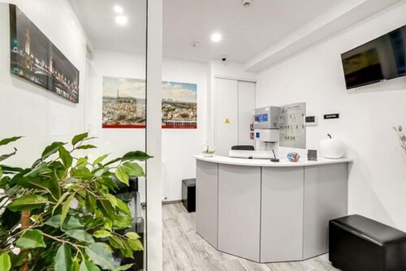 Paris Hotel Clichy - Lobi