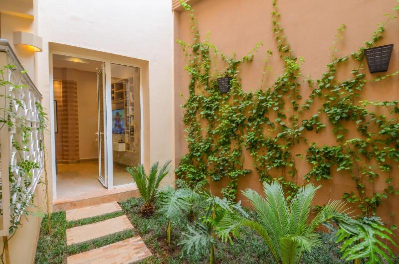Riad Ayni - Genel