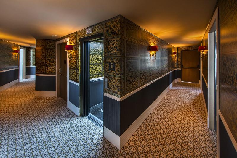 The First One Hotel - Lobi