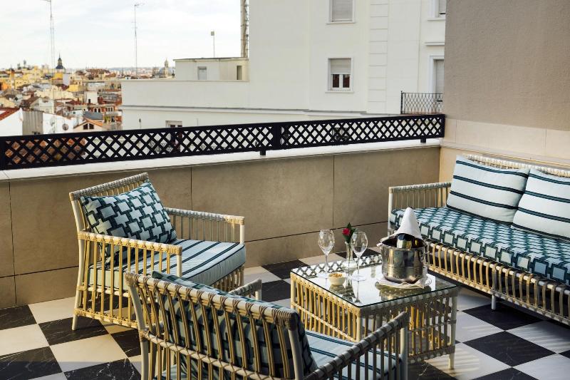 The First One Hotel - Teras