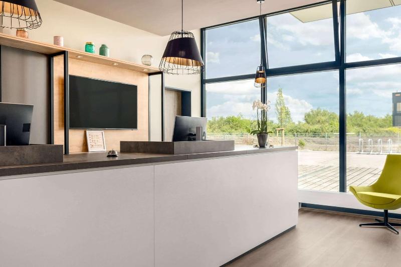 Super 8 by Wyndham Oberhausen - Lobi