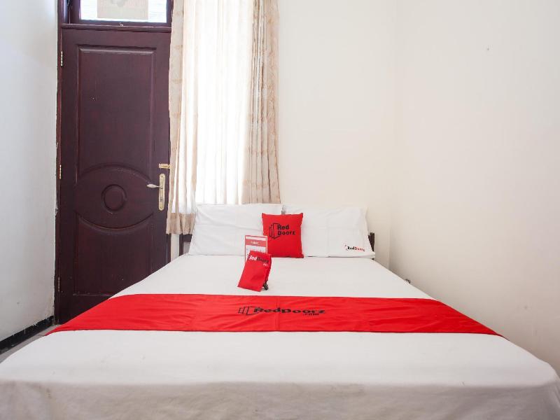 RedDoorz @ Raya Ngagel 2 - Oda