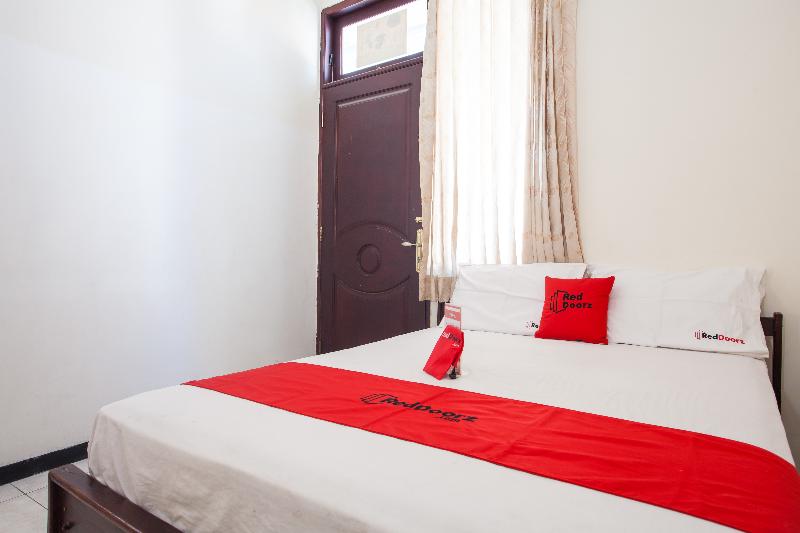 RedDoorz @ Raya Ngagel 2 - Oda