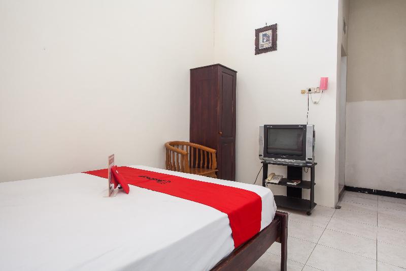 RedDoorz @ Raya Ngagel 2 - Oda