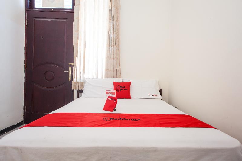 RedDoorz @ Raya Ngagel 2 - Oda