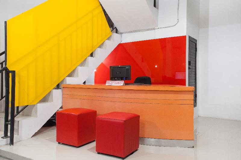 RedDoorz Plus near UPN Rungkut - Lobi