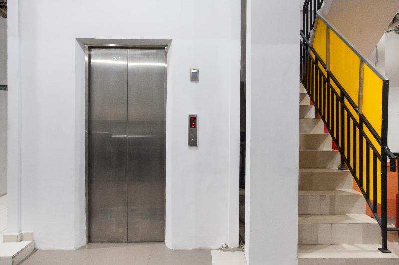 RedDoorz Plus near UPN Rungkut - Lobi