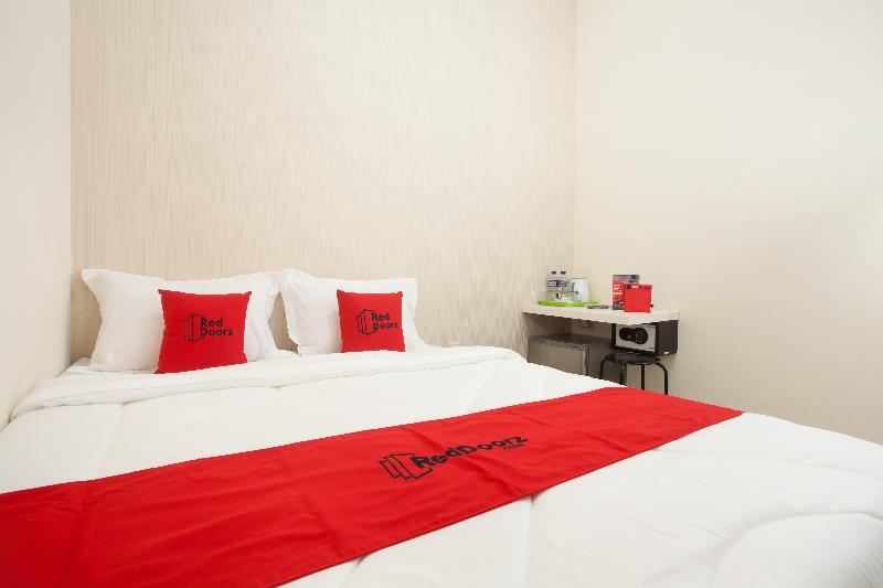 RedDoorz Plus near UPN Rungkut - Oda