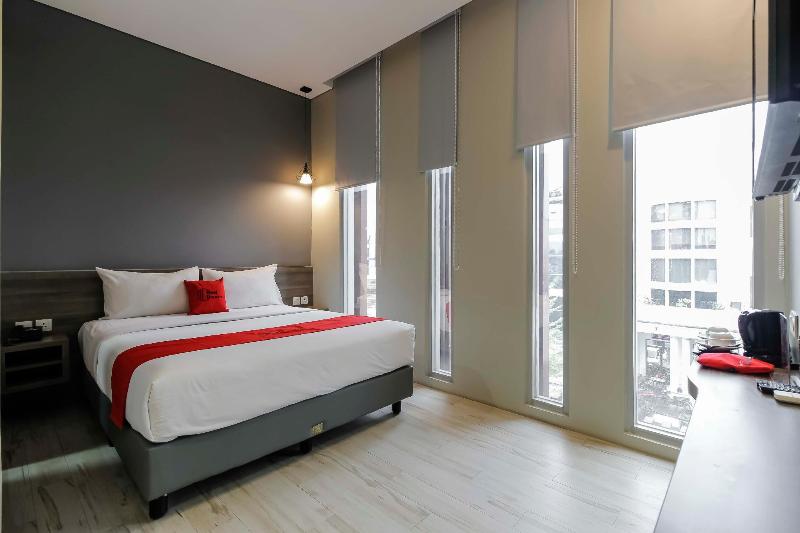 RedDoorz Plus near Tebet - Oda