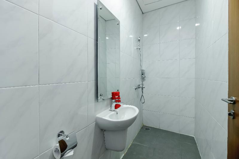 RedDoorz Plus near Tebet - Oda