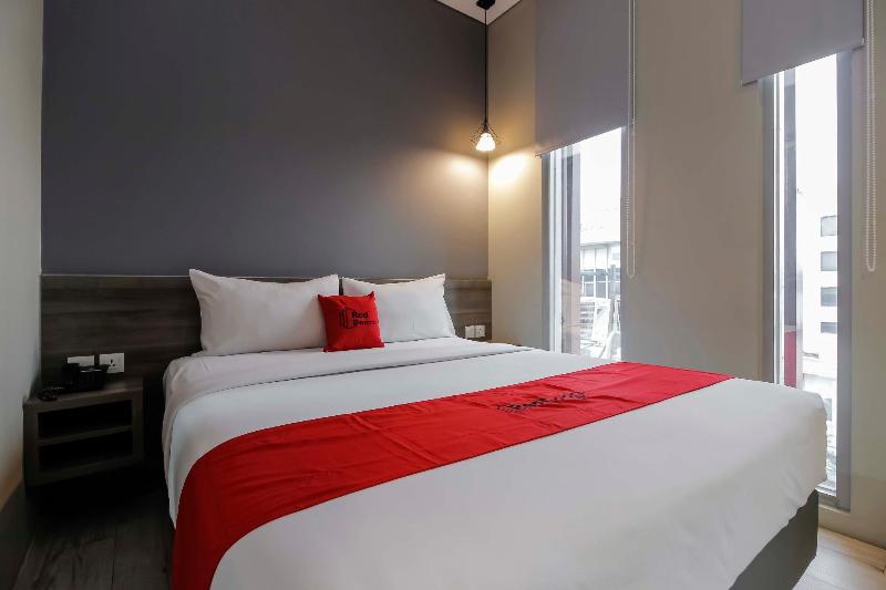RedDoorz Plus near Tebet - Oda