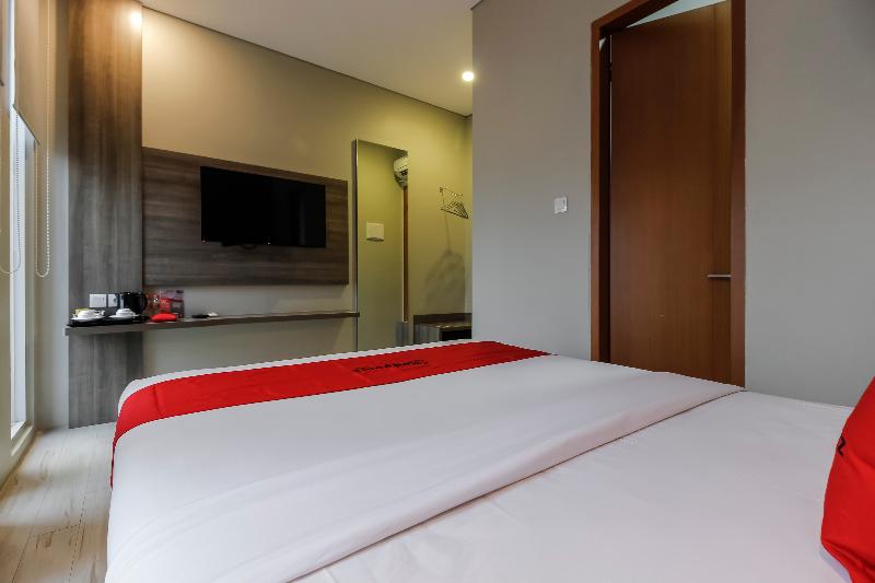 RedDoorz Plus near Tebet - Oda
