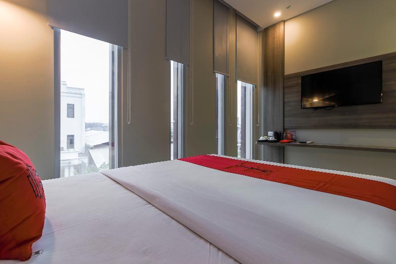 RedDoorz Plus near Tebet - Oda