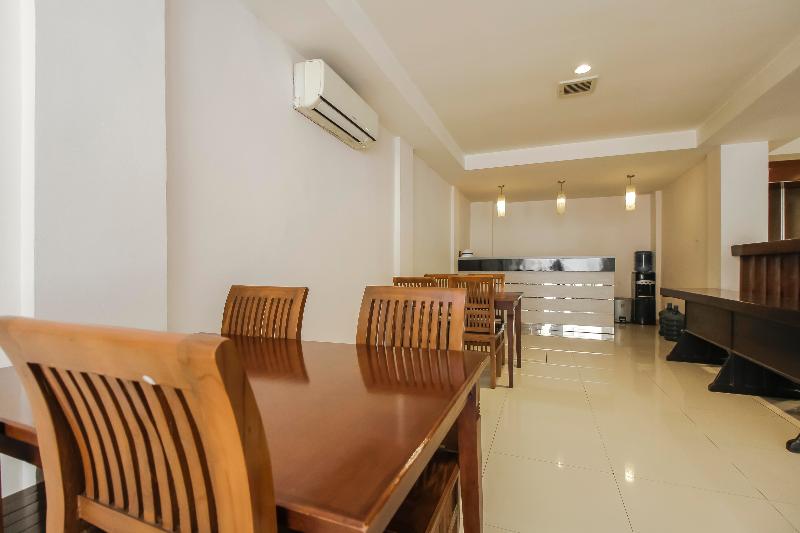 RedDoorz Plus near Galaxy Bekasi - Lobi