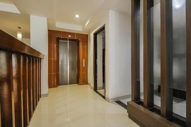 RedDoorz Plus near Galaxy Bekasi - Lobi