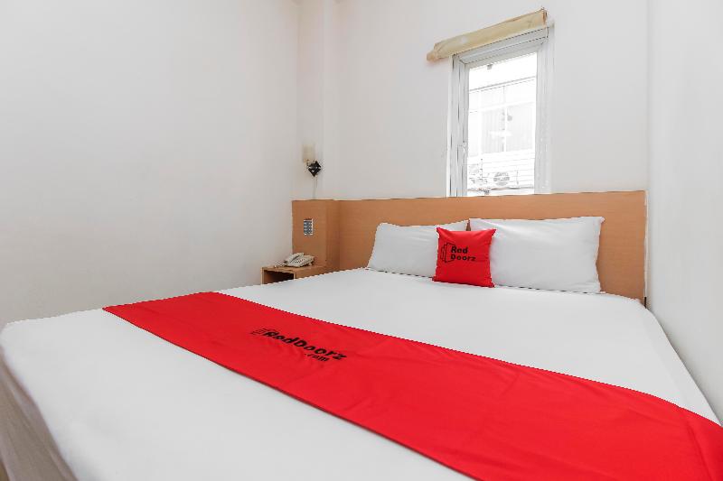 RedDoorz Plus near Galaxy Bekasi - Oda