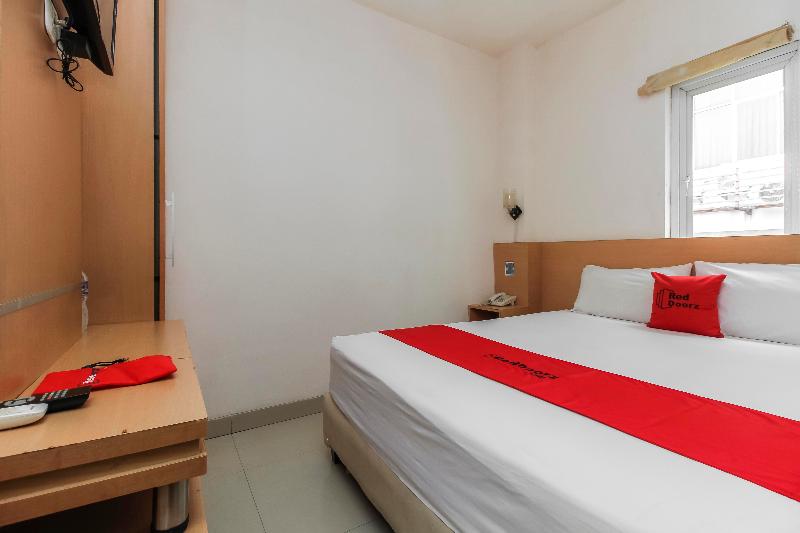RedDoorz Plus near Galaxy Bekasi - Oda