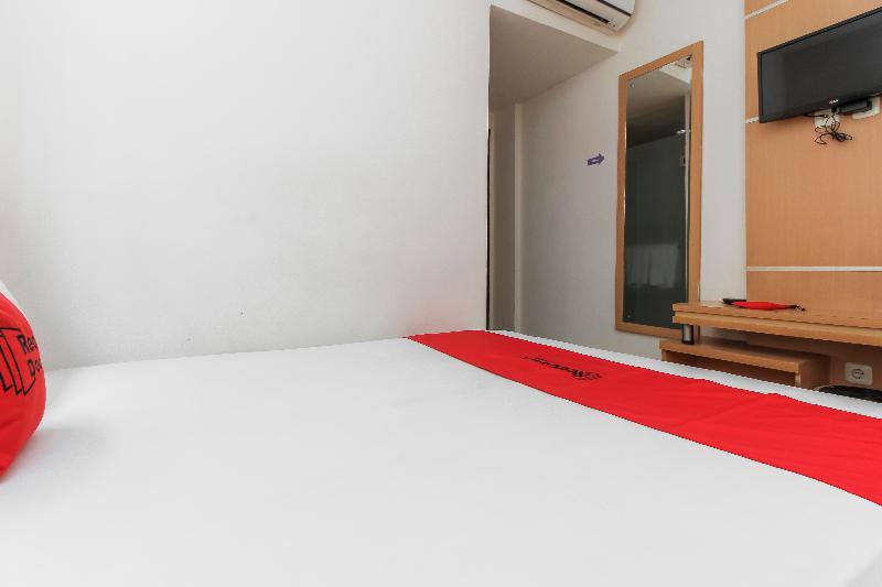 RedDoorz Plus near Galaxy Bekasi - Oda