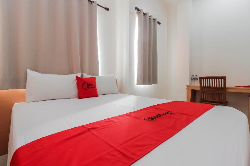 RedDoorz Plus near Galaxy Bekasi - Oda