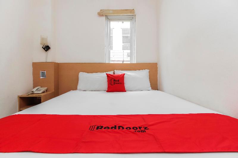 RedDoorz Plus near Galaxy Bekasi - Oda