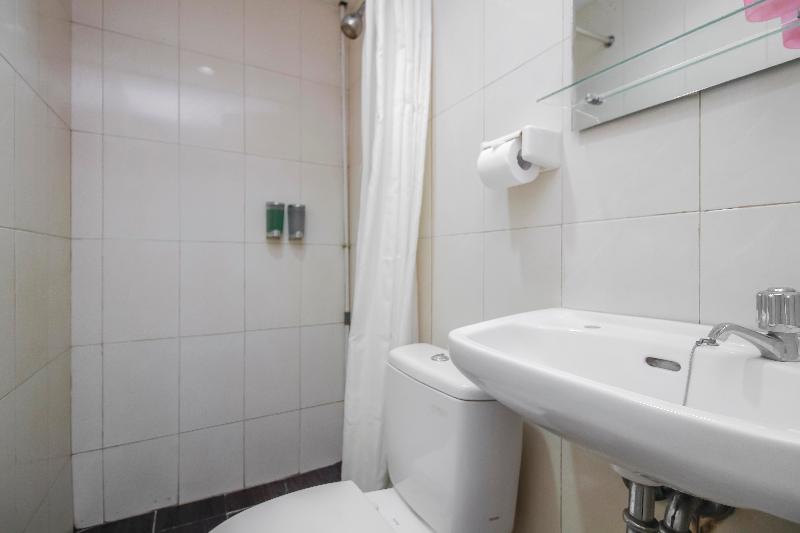 RedDoorz Plus near Galaxy Bekasi - Oda