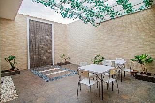 RedDoorz Plus @ Cideng Barat otel fotoğrafı