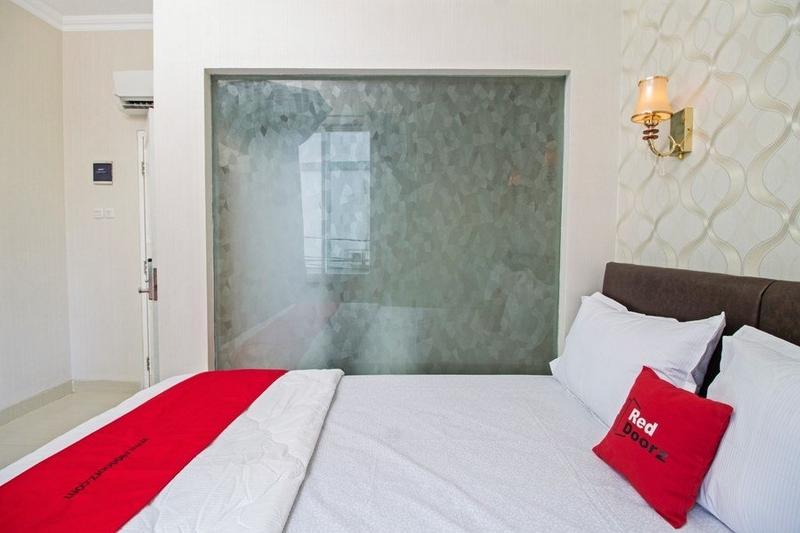RedDoorz Plus @ Cideng Barat - Oda