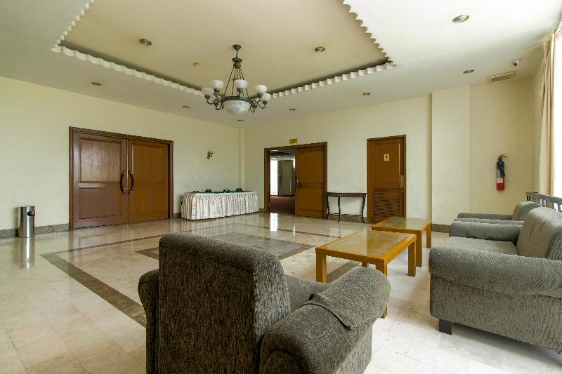 RedDoorz Plus near GBK Senayan - Lobi