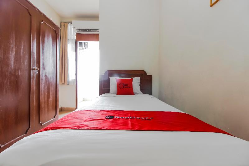 RedDoorz Plus near GBK Senayan - Oda