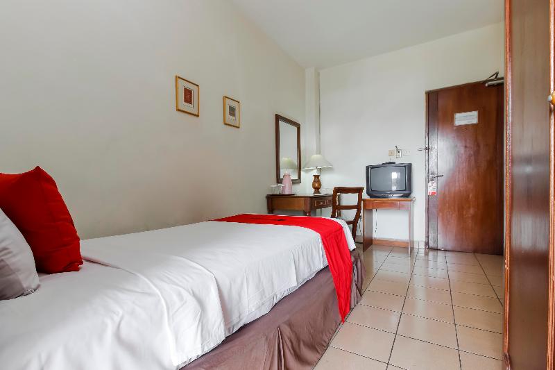 RedDoorz Plus near GBK Senayan - Oda