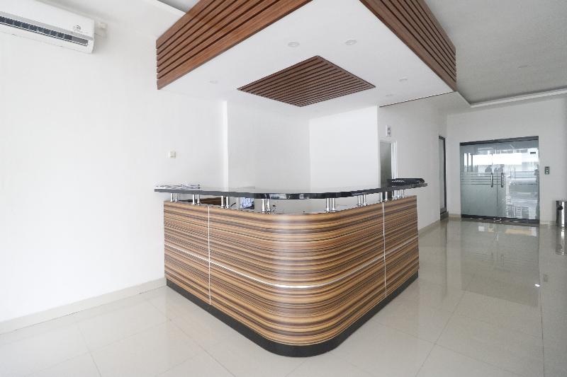 RedDoorz Plus near Living Plaza Jababeka - Lobi