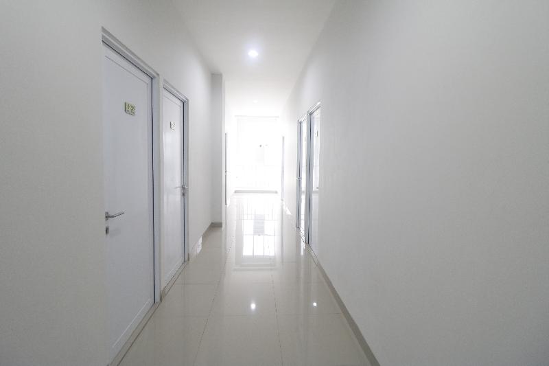 RedDoorz Plus near Living Plaza Jababeka - Genel