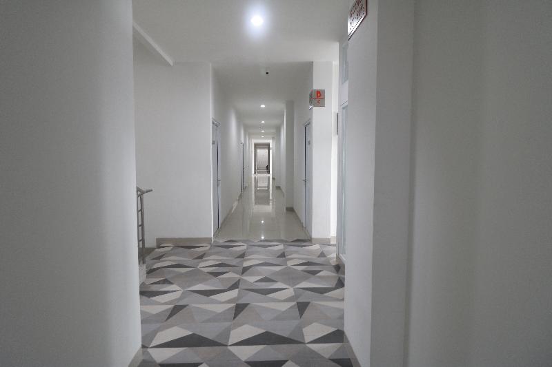 RedDoorz Plus near Living Plaza Jababeka - Genel