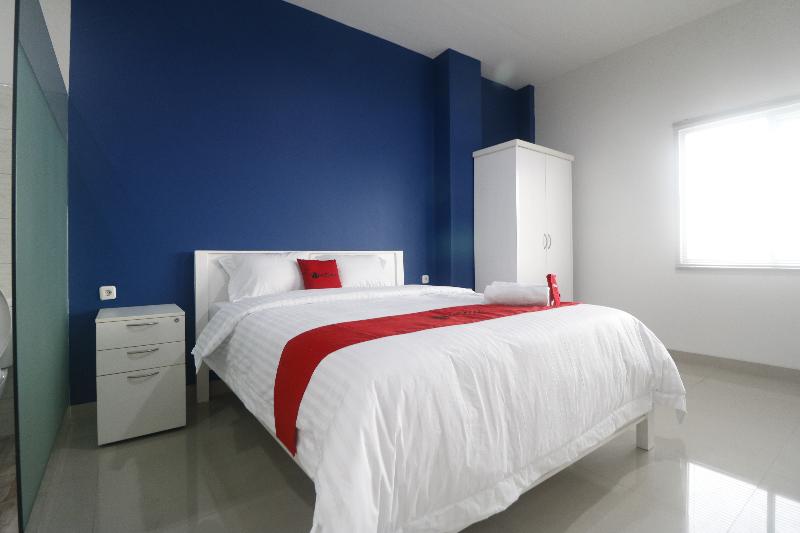 RedDoorz Plus near Living Plaza Jababeka - Oda