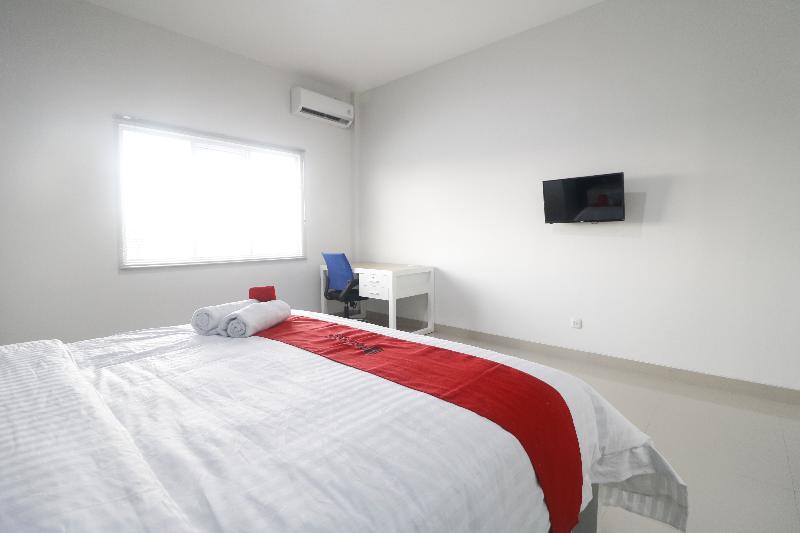 RedDoorz Plus near Living Plaza Jababeka - Oda